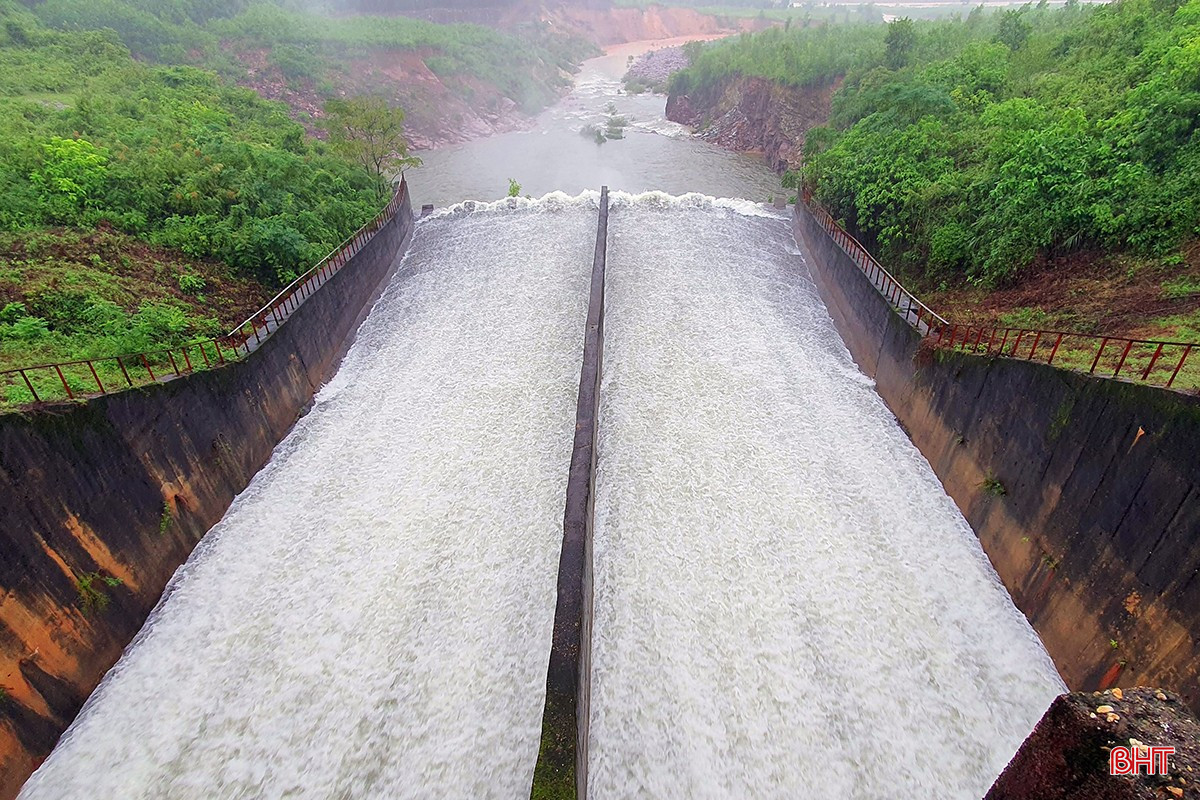 Nước vượt cao trình ngưỡng tràn, hồ Kẻ Gỗ đang xả 50 m3/giây