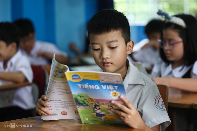 Bộ Chính trị yêu cầu một bộ sách giáo khoa thống nhất toàn quốc