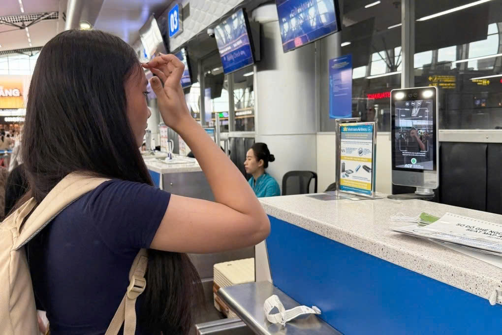 Đã có hơn 24.000 lượt dùng VNeID làm thủ tục 'không chạm' tại sân bay