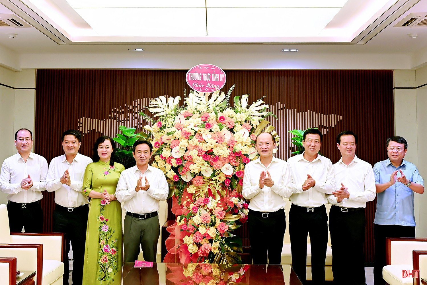 Ban Thường vụ Tỉnh ủy chúc mừng UBND tỉnh nhân kỷ niệm 80 năm Quốc khánh