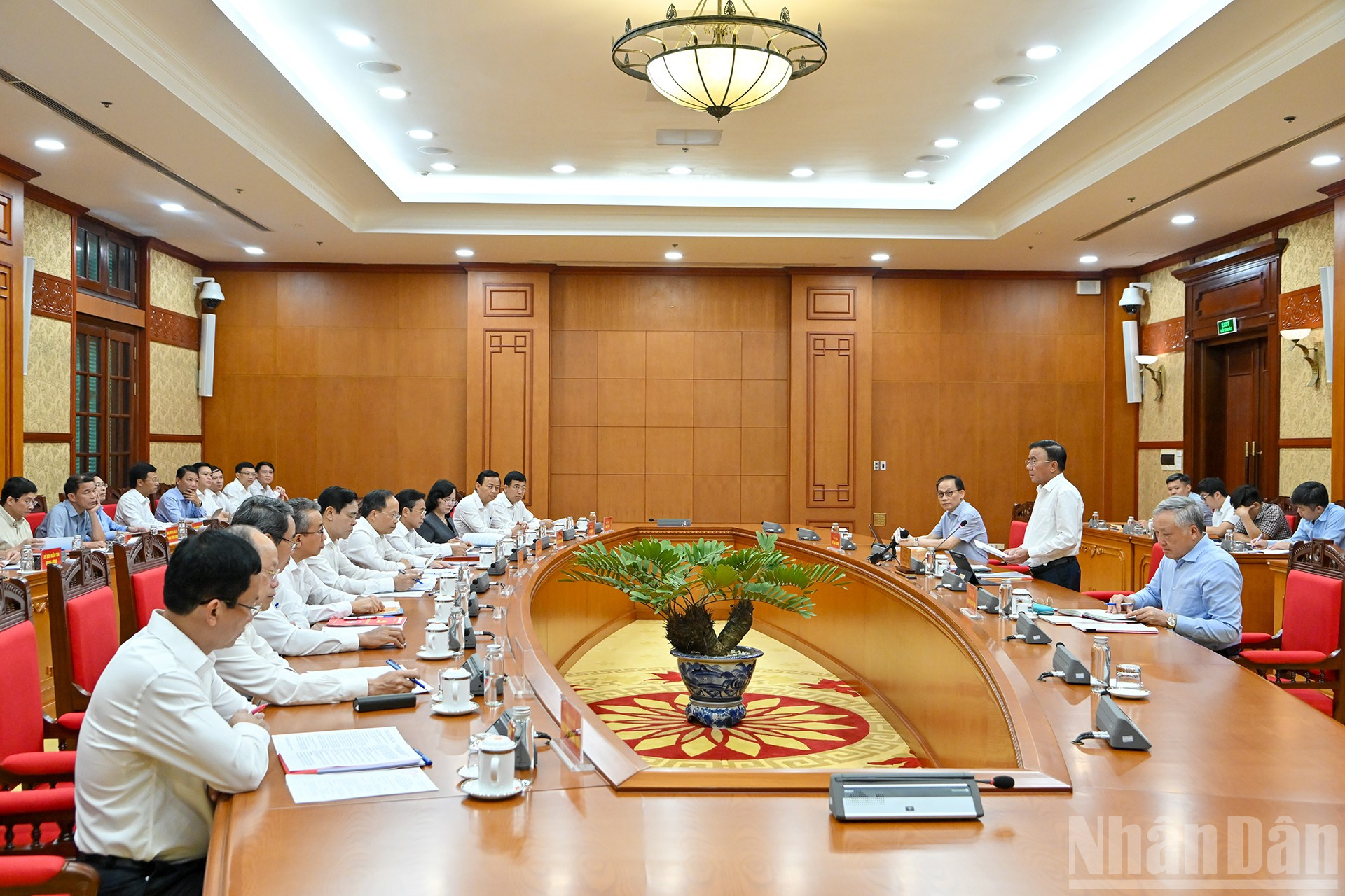 Thường trực Ban Bí thư Trần Cẩm Tú và các đại biểu cùng các đồng chí trong Ban Thường vụ Tỉnh ủy Hà Tĩnh.