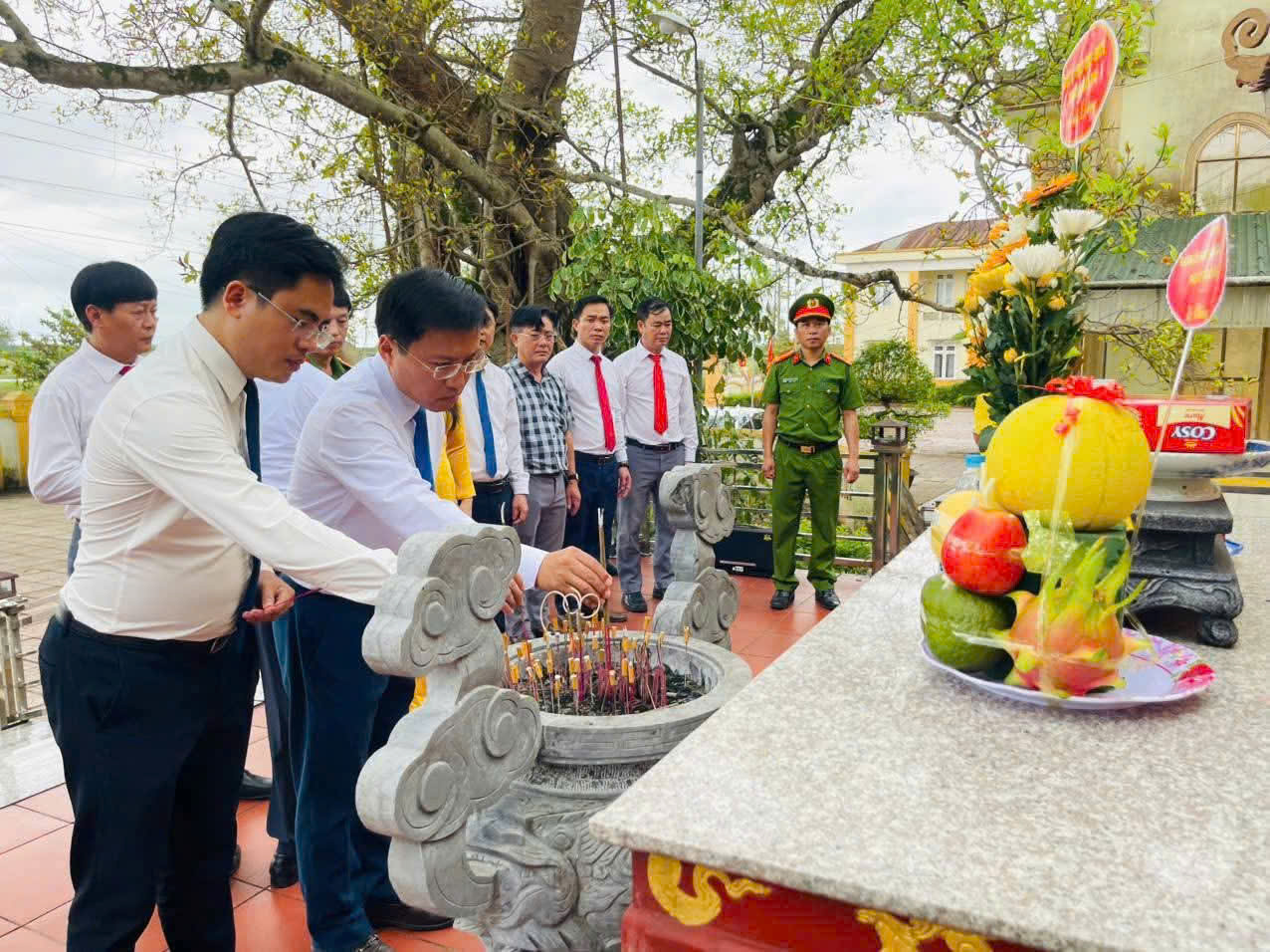 Lãnh đạo Phường Trần Phú dâng hương tưởng nhớ các anh hùng Liệt sĩ nhân kỷ niệm 80 năm cách mạng Tháng Tám và Quốc khánh 02/9