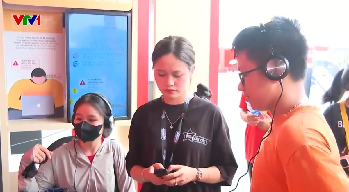 Người dân được đeo tai phone, lắng nghe cuộc gọi lừa đảo tại Triển lãm thành tựu đất nước