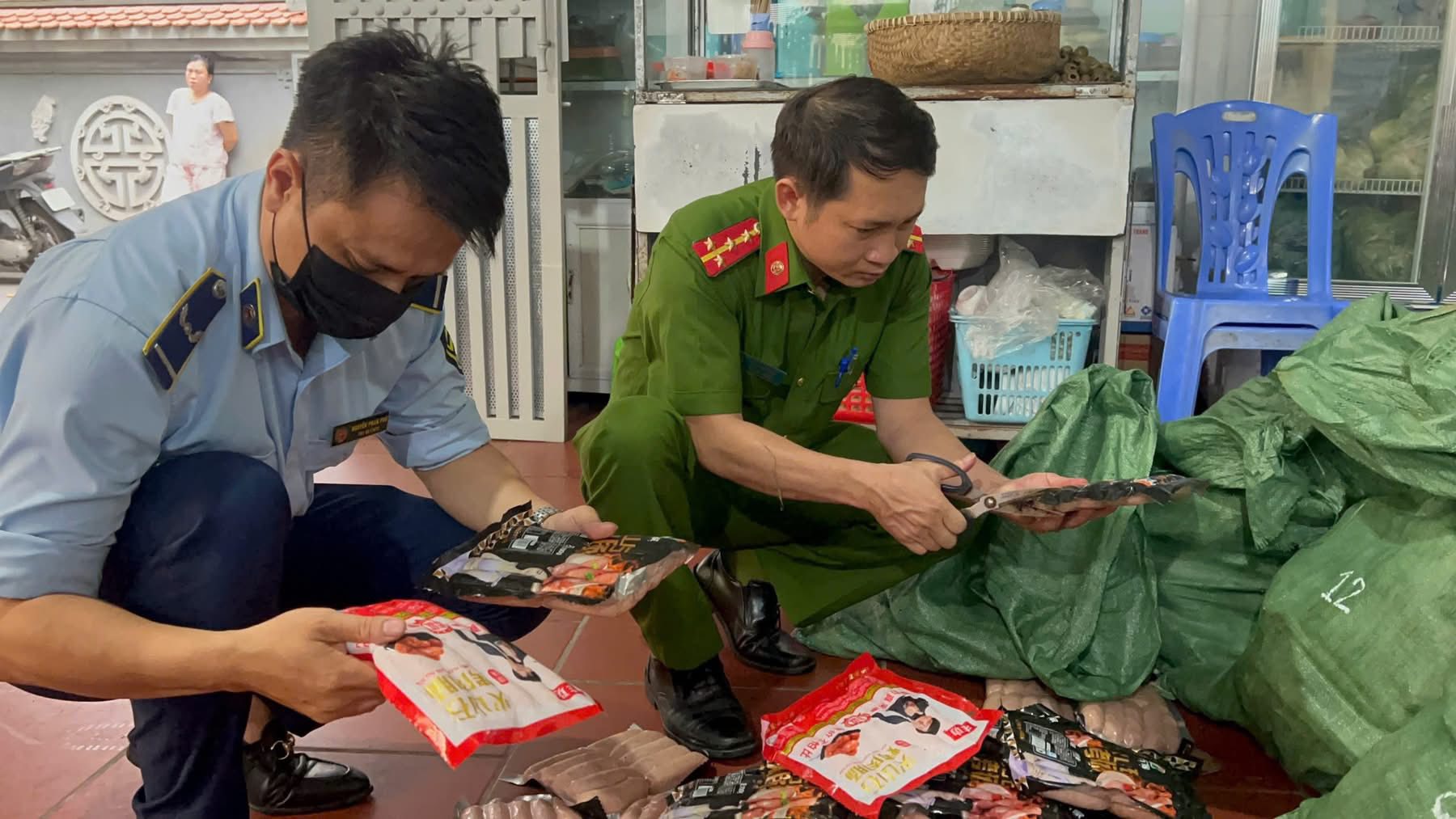 Hà Nội thu giữ gần 1 tấn xúc xích, lạp xưởng không rõ nguồn gốc tại Cầu Giấy