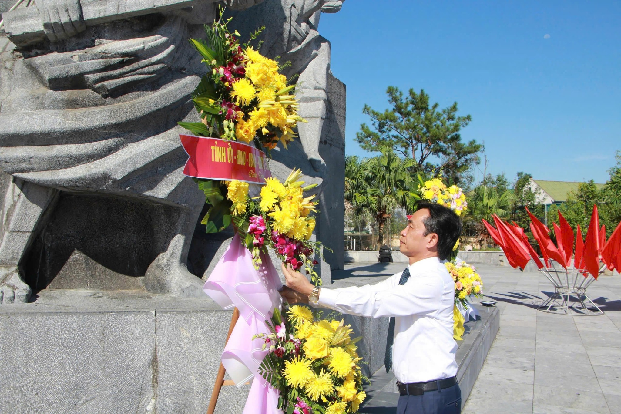 Lãnh đạo tỉnh Hà Tĩnh dâng hương nhân kỷ niệm 95 năm Xô viết Nghệ Tĩnh