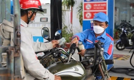 Giá xăng vượt 20.500 đồng một lít