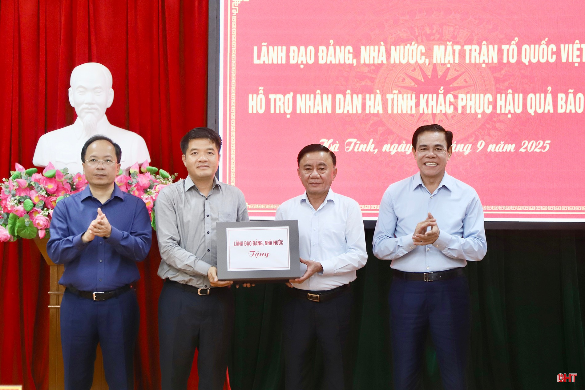 Trao hỗ trợ của Đảng, Nhà nước giúp Nhân dân Hà Tĩnh khắc phục hậu quả bão số 10