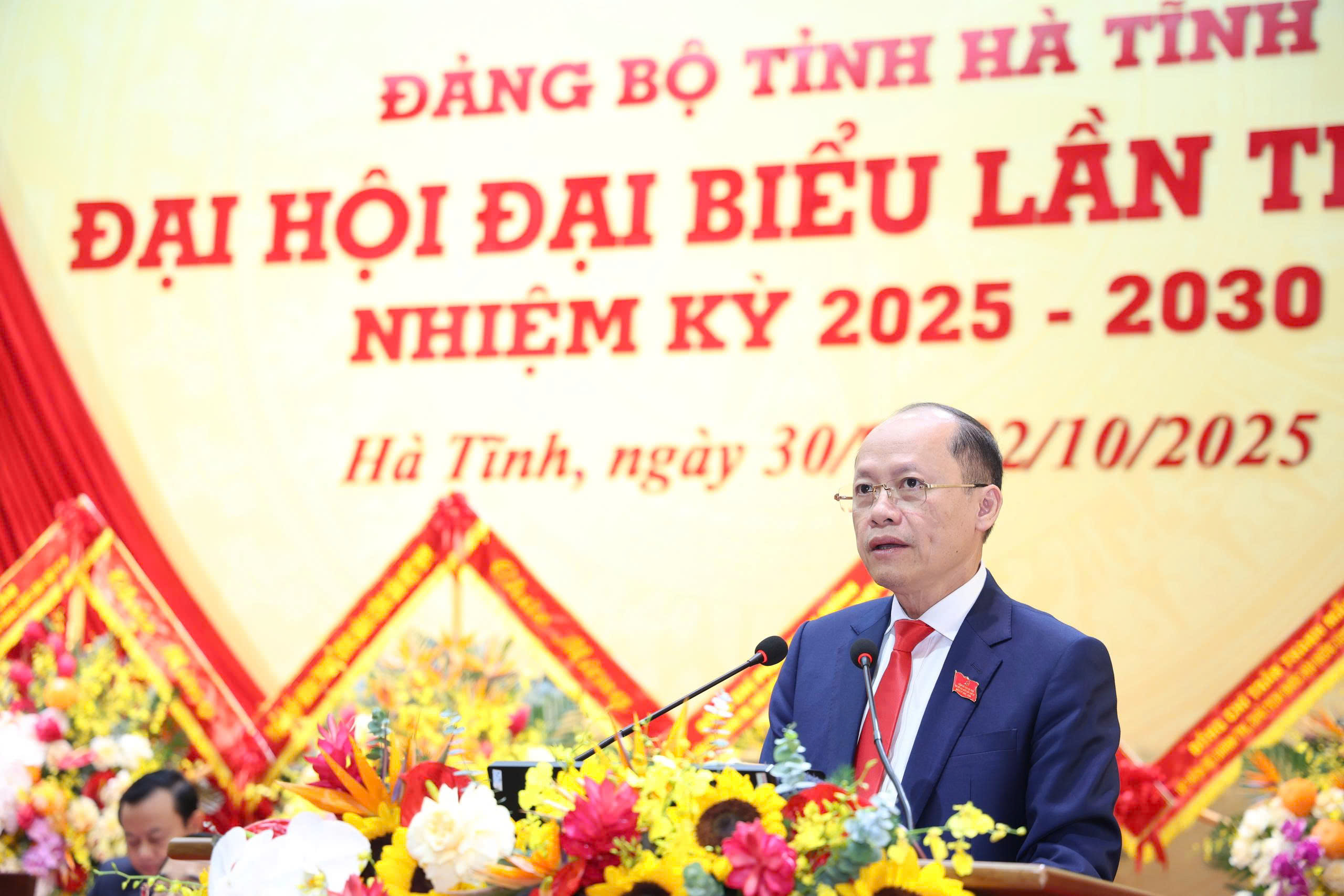 Phó Bí thư Tỉnh ủy, Phó Chủ tịch Thường trực UBND tỉnh Nguyễn Hồng Lĩnh phát động ủng hộ đồng bào bị thiệt hại do bão số 10