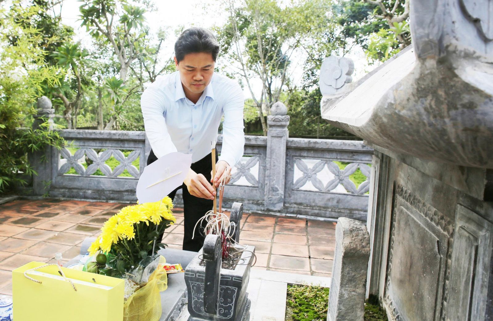 Thứ trưởng Thường trực Bộ Y tế Vũ Mạnh Hà dâng hương tưởng niệm Đại danh y Hải Thượng Lãn Ông