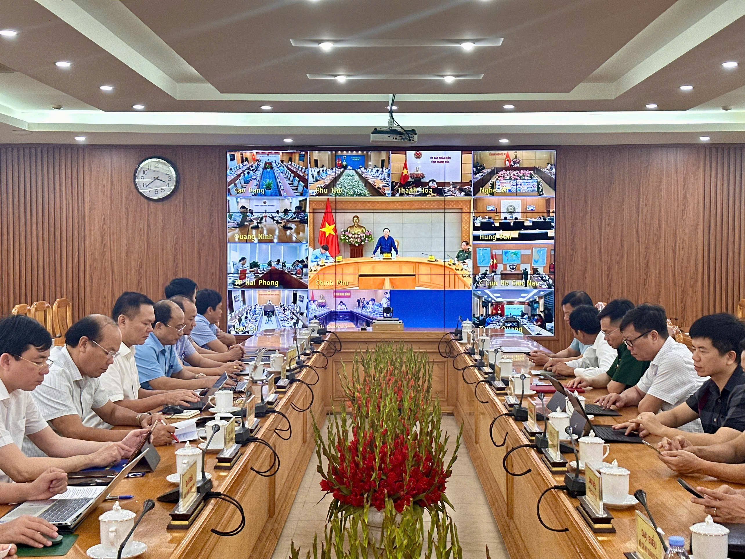 UBND tỉnh họp trực tuyến triển khai công tác ứng phó với bão số 11