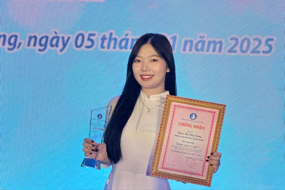 Hà Tĩnh: Nữ sinh thủ khoa đầu ra đại học, giành cùng lúc 2 học bổng thạc sĩ