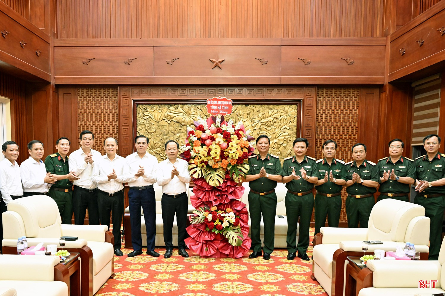 Lãnh đạo tỉnh Hà Tĩnh chúc mừng Bộ Tư lệnh Quân khu 4