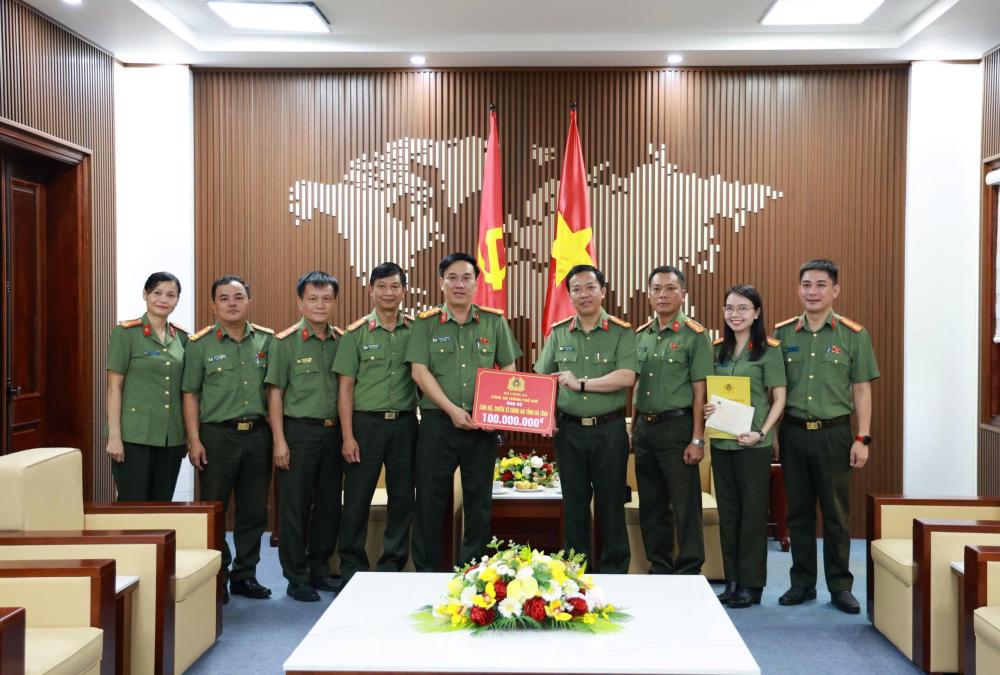 Công an thành phố Huế thăm, động viên Công an Hà Tĩnh khắc phục hậu quả bão số 10
