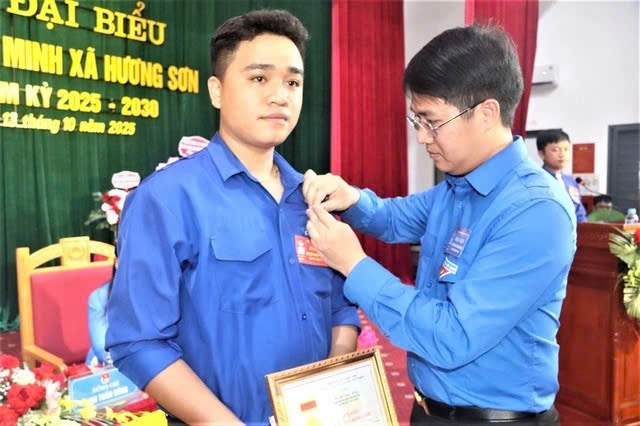 Trao Huy hiệu Tuổi trẻ dũng cảm cho thanh niên cứu em nhỏ đuối nước