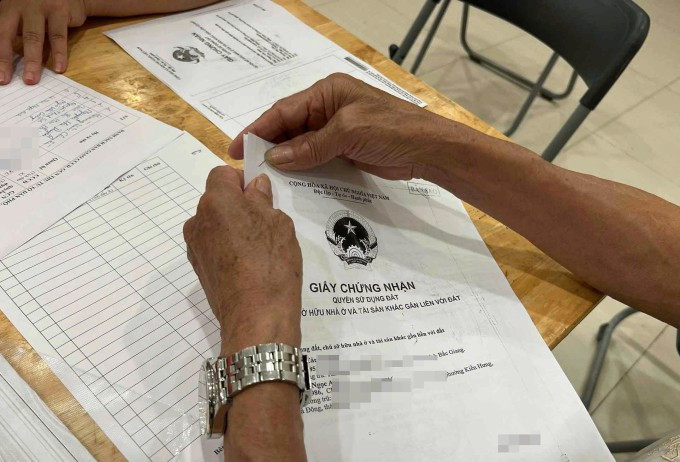 Người dân sắp có thể nộp sổ đỏ photocopy trên ứng dụng VNeID