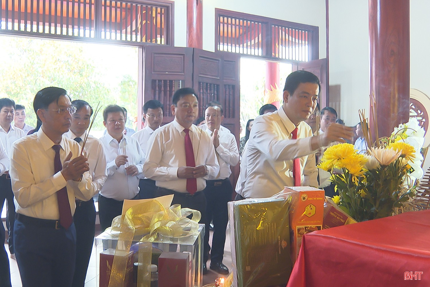 Đoàn đại biểu tỉnh Hà Tĩnh dâng hương tưởng niệm các anh hùng liệt sỹ hy sinh tại Lào
