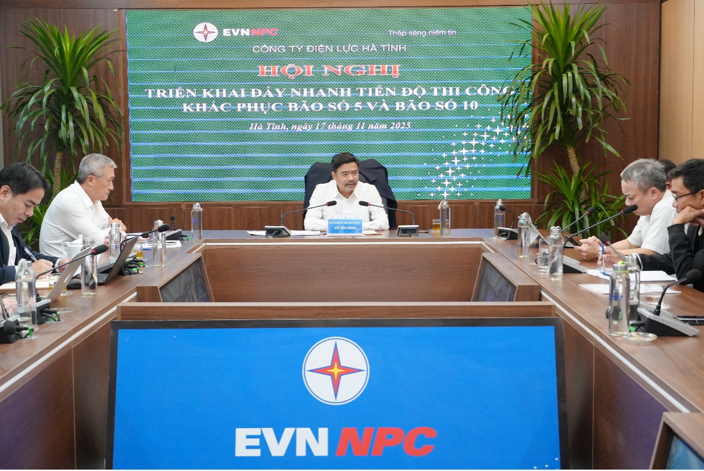 Công ty Điện lực Hà Tĩnh tăng tốc khôi phục lưới điện sau hai cơn bão lớn