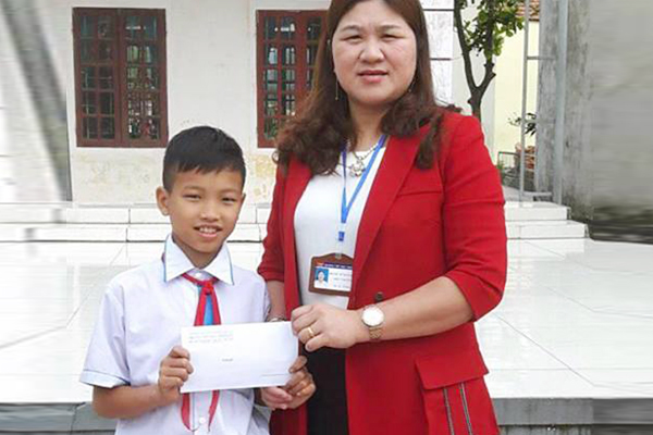 Tuyên dương học sinh trả lại 24 triệu đồng cho người bị mất
