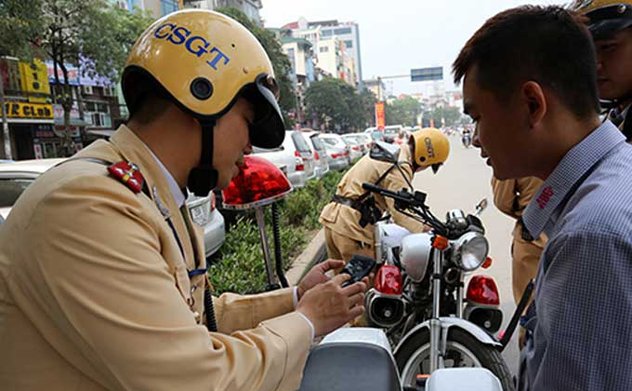 CSGT sẽ được cấp máy tính bảng để tra lỗi vi phạm của tài xế 