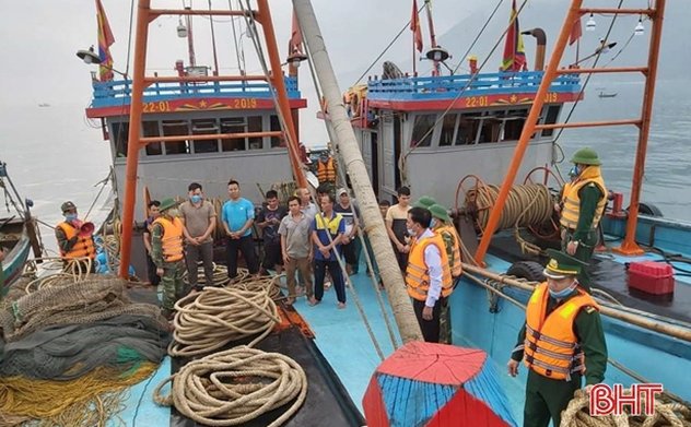 Bắt 2 tàu cá Nghệ An vào vùng biển Hà Tĩnh khai thác sai quy định