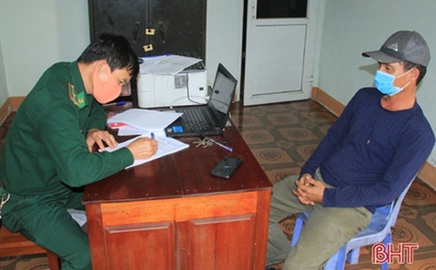 Biên phòng Hà Tĩnh bắt giữ 2 tàu giã cào Nghệ An khai thác trái quy định