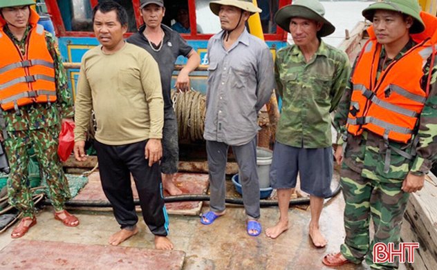 Biên phòng Hà Tĩnh liên tục truy kích tàu giã cào khai thác trái phép trên biển