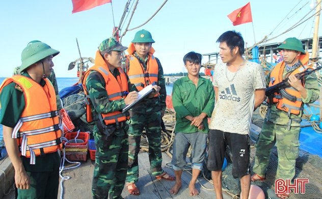 Bắt quả tang 2 tàu giã cào khai thác trái phép trên vùng biển Nghi Xuân 