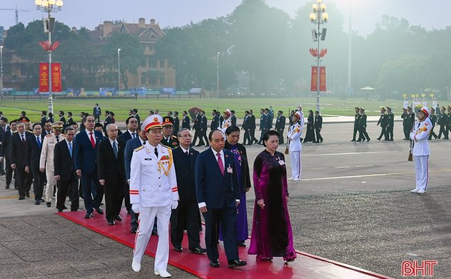 Đại biểu dự Đại hội XIII của Đảng vào Lăng viếng Chủ tịch Hồ Chí Minh 