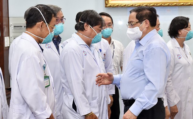 Thủ tướng Phạm Minh Chính gửi thư khen những “chiến sĩ áo trắng” ở tuyến đầu chống dịch