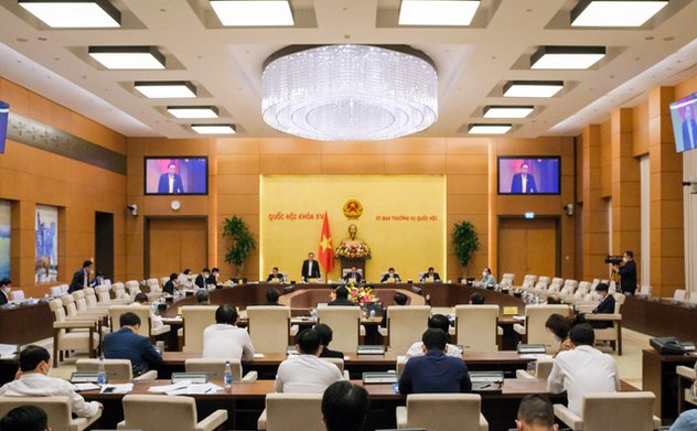 Ủy ban Thường vụ Quốc hội chất vấn về tăng giá xăng, “thổi” giá đất... 