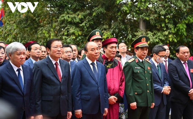 Chủ tịch nước Nguyễn Xuân Phúc dâng hương tưởng niệm các Vua Hùng 