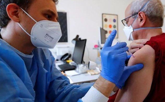 Tiêm vaccine COVID-19 mũi 4 - những điều cần biết