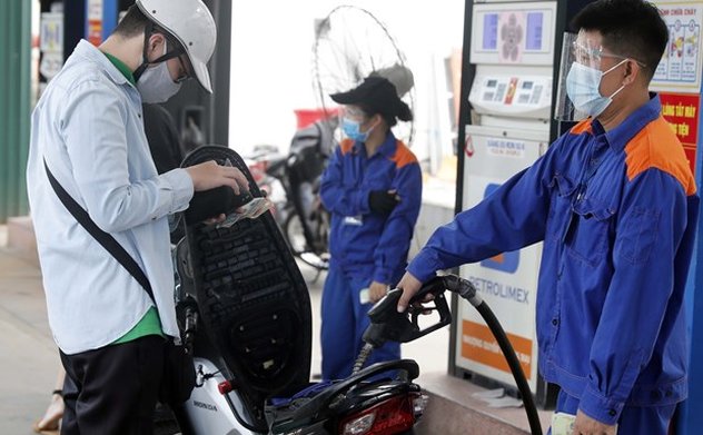 Thiết lập đỉnh mới, giá xăng RON95-III vượt 32.800 đồng mỗi lít 