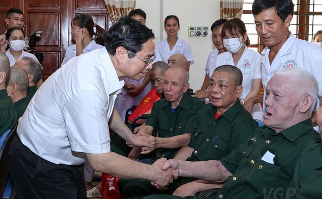 Thủ tướng: Tiếp tục rà soát toàn diện các chính sách, chăm lo tốt hơn nữa đời sống người có công * 