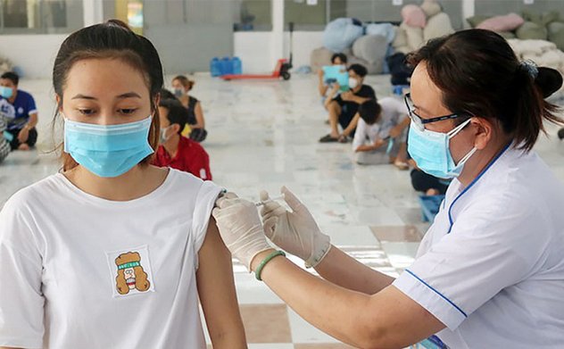 Tỷ lệ tiêm vaccine còn thấp, cảnh báo số trẻ mắc COVID-19 gia tăng