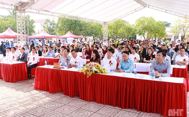 Người dân Cẩm Xuyên sôi nổi tham gia ngày hội chuyển đổi số