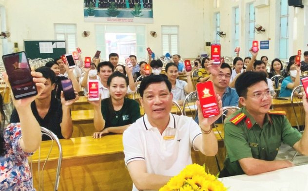 Đến tận trường học hướng dẫn cài đặt định danh điện tử