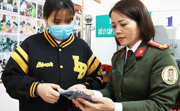 Công an Hà Tĩnh tích cực hướng dẫn người dân làm hộ chiếu trực tuyến