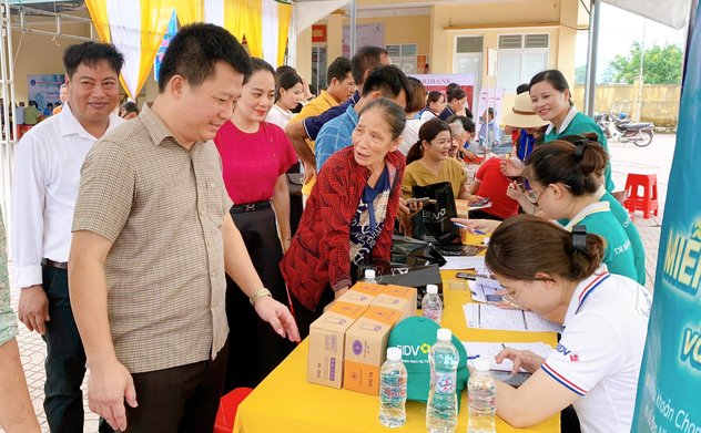 Hỗ trợ người dân chuyển đổi số trên địa bàn Thị trấn Thiên Cầm