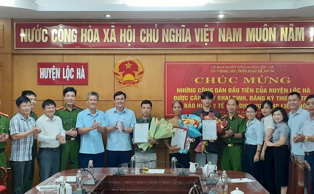Lộc Hà chúc mừng những công dân số đầu tiên trên địa bàn 