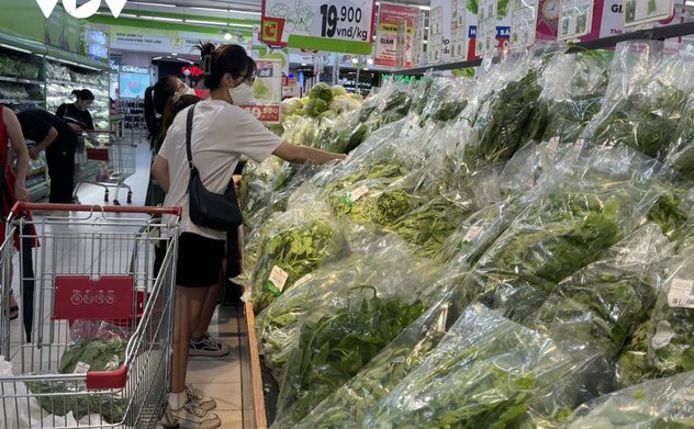 Cuộc sống của người lao động chật vật trong cơn “bão giá” 