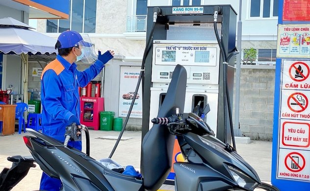 Giá xăng giảm 900 đồng một lít