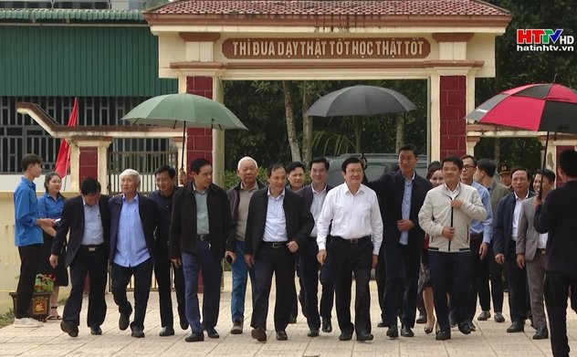 Nguyên Chủ tịch nước Trương Tấn Sang kiểm tra các điểm trường vượt lũ