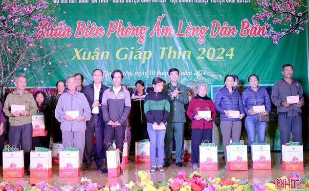 Bí thư Tỉnh ủy tham dự chương trình “Xuân biên phòng ấm lòng dân bản”