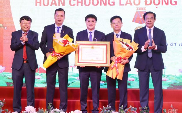 Công ty CP Môi trường và Công trình đô thị Hà Tĩnh đón Huân chương Lao động hạng Nhất 