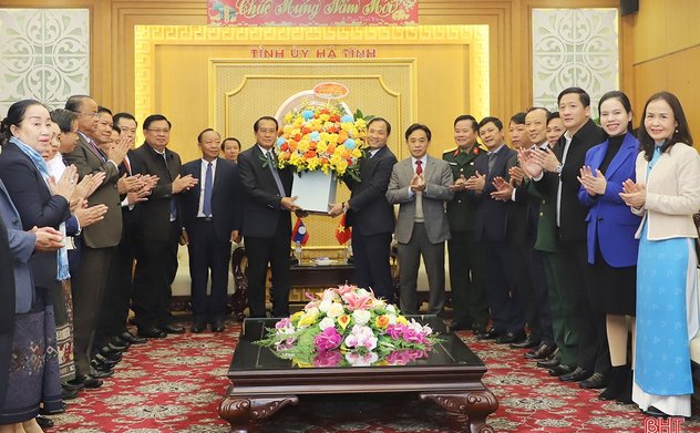 Lãnh đạo tỉnh Khăm Muồn chúc tết Đảng bộ, chính quyền và Nhân dân Hà Tĩnh