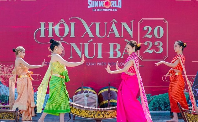 Các điểm du lịch khắp cả nước nhộn nhịp chuẩn bị đón Tết Giáp Thìn 2024 