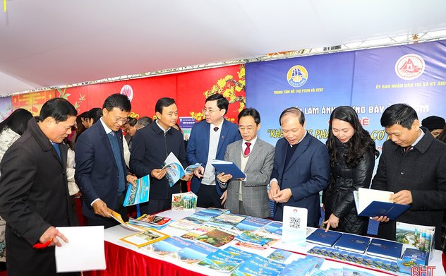 Hà Tĩnh khai mạc Hội báo Xuân Giáp Thìn 2024