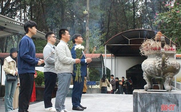 Du khách dâng hương tại Ngã ba Đồng Lộc ngày đầu năm mới