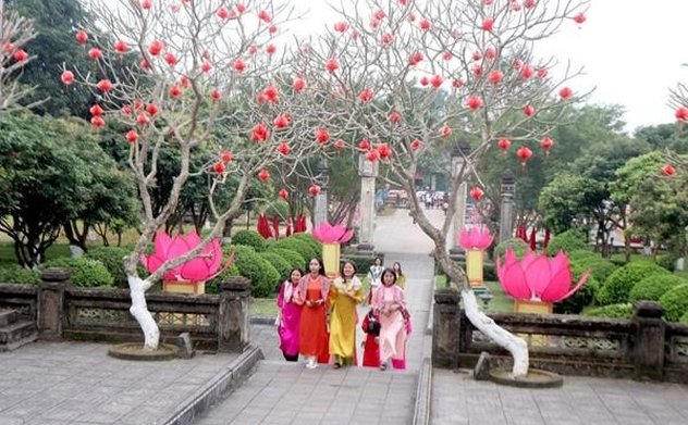 Đông đảo du khách thập phương viếng thăm Hải Thượng Lãn Ông Lê Hữu Trác 